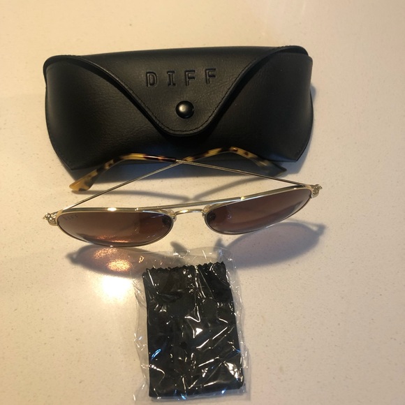 Diff sunglasses never worn - Picture 3 of 3